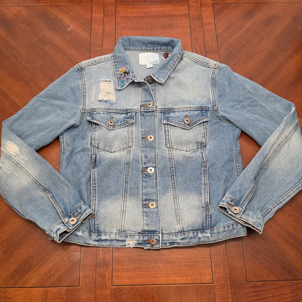 Mia & Madison Denim Jacket Women L Blue Floral Embroidered Distressed Trucker